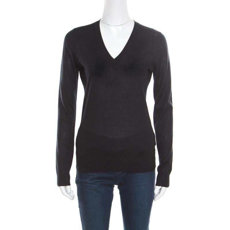 Plush and warm, this sweater by Gucci is made from a blend of silk and cashmere. It is styled with long sleeves and a V-neckline. Fine knitting and a classic black hue complete this sweater with a subtle charm. Nail a super style look by pairing