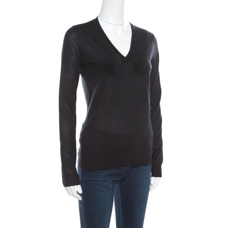 Plush and warm, this sweater by Gucci is made from a blend of silk and cashmere. It is styled with long sleeves and a V-neckline. Fine knitting and a classic black hue complete this sweater with a subtle charm. Nail a super style look by pairing