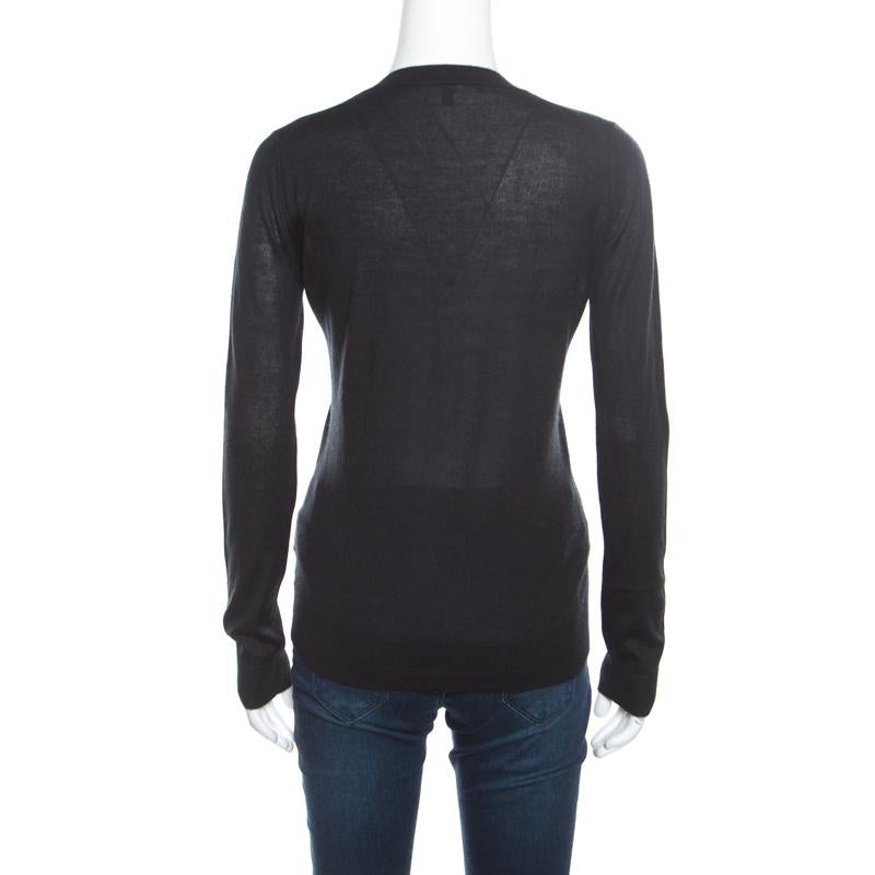 Plush and warm, this sweater by Gucci is made from a blend of silk and cashmere. It is styled with long sleeves and a V-neckline. Fine knitting and a classic black hue complete this sweater with a subtle charm. Nail a super style look by pairing