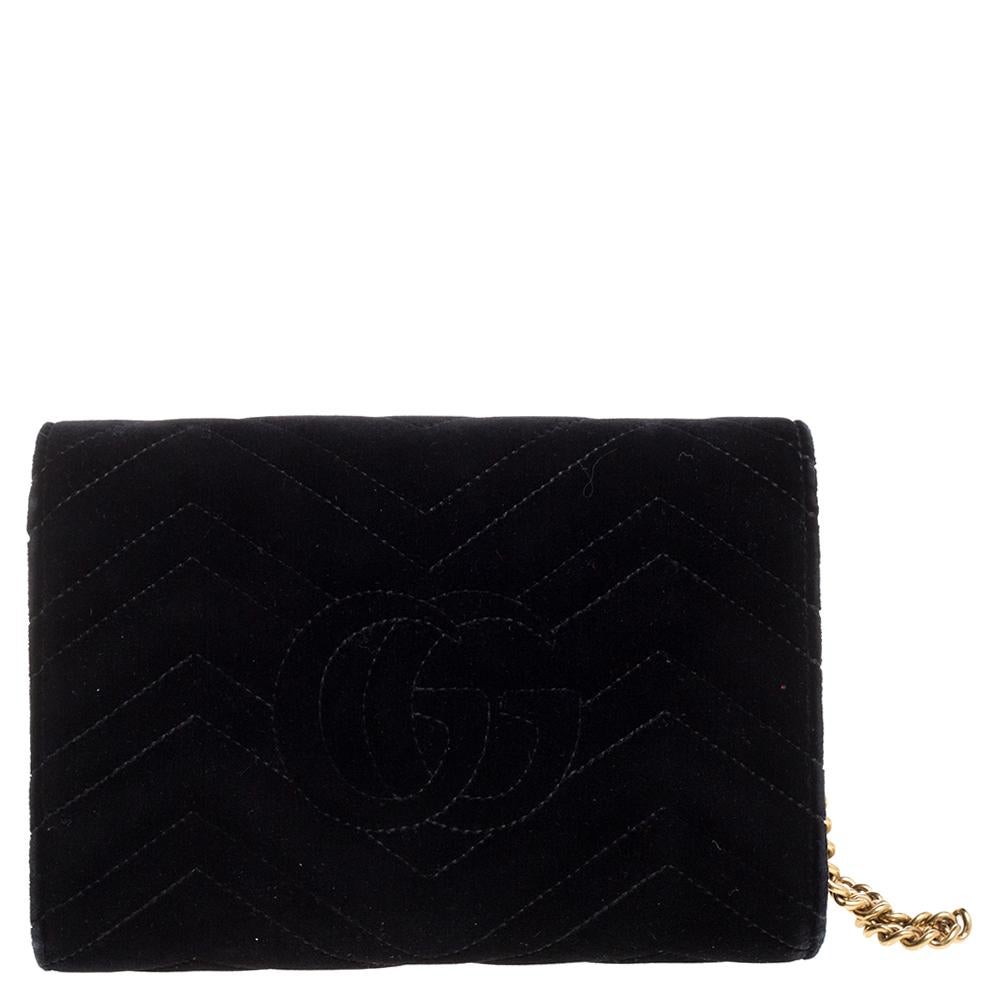 Reconocible al instante y con estilo, esta cartera GG Marmont con cadena es de la casa Gucci. Fabricado por expertos en Italia con piel de chevron negra, tiene un perfil elegante y compacto para tener lo esencial a mano. Lleva una bandolera de