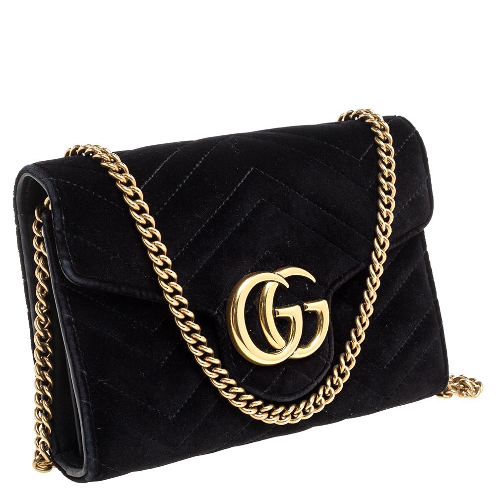 Cartera Gucci Marmont de terciopelo negro Chevron GG con cadena en Bueno Estado en Dubai, Al Qouz 2
