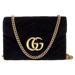 Portafoglio Gucci GG Marmont in velluto Chevron nero con catena