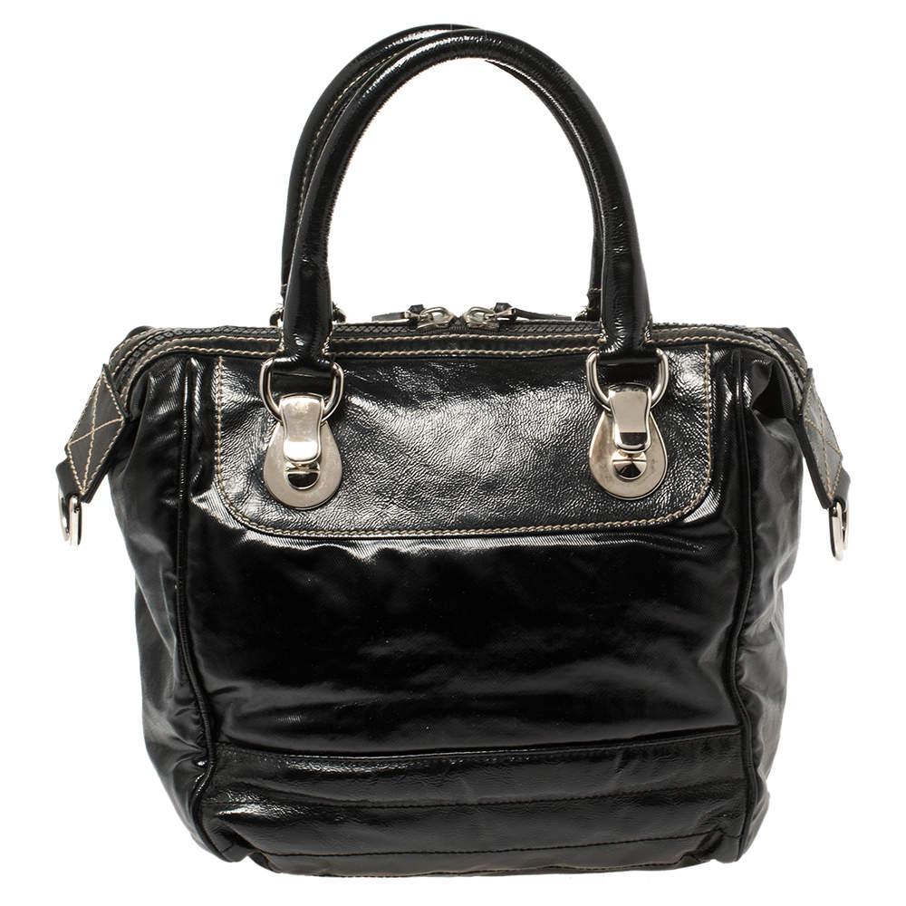 Ce sac Gucci Boston est idéal pour le jour comme pour la nuit ! Confectionné en toile et cuir enduits noirs, ce sac est orné de l'emblème GG emboîté de Gucci. Il est doté de poignées supérieures en cuir roulé et d'une quincaillerie de couleur