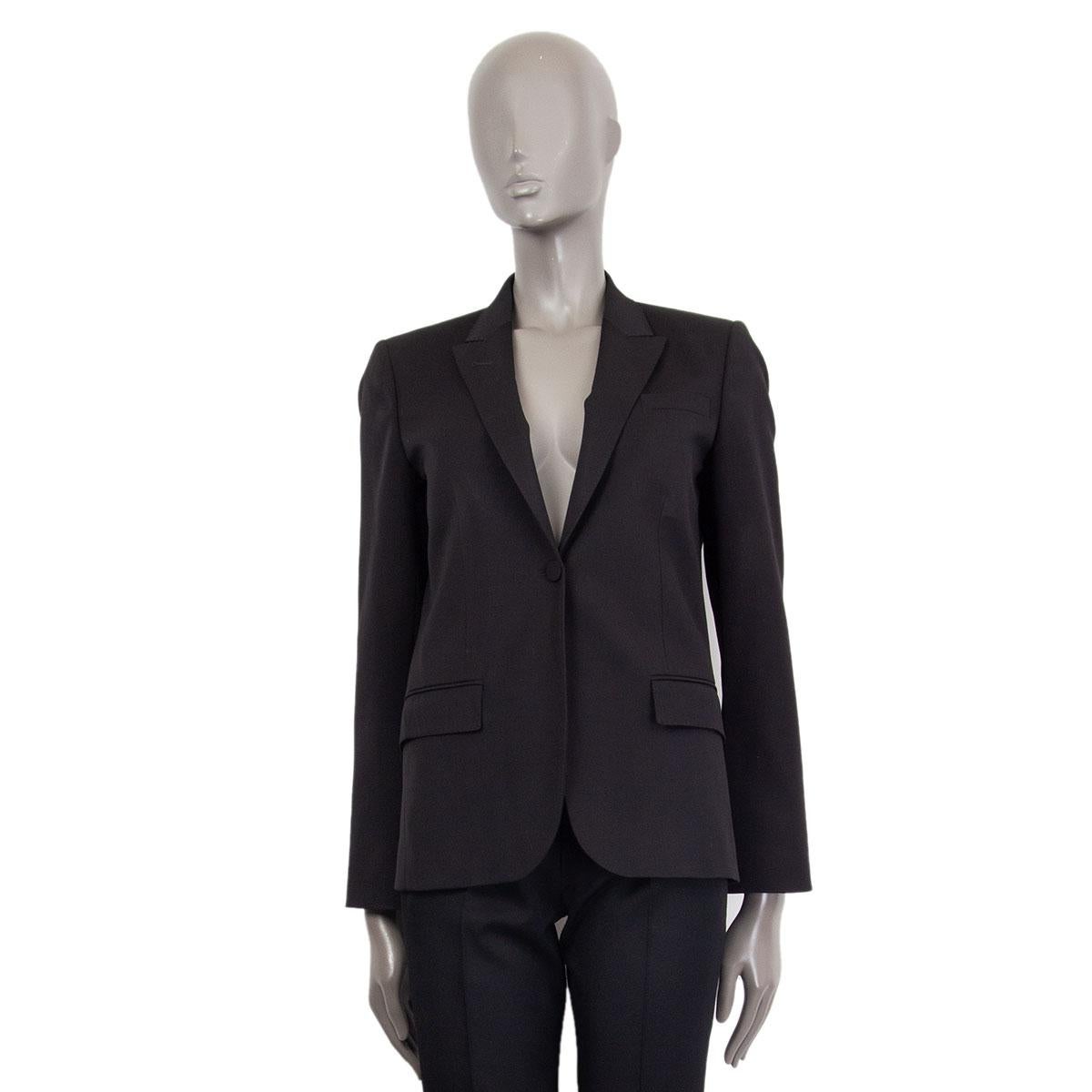 Gucci classic one-button blazer in black cool wool blend (missing tag) and lined in black silk with 4 buttons on the cuff. Has been worn and is in excellent condition. 

Tag Size 42
Size M
Shoulder Width 40cm (15.6in)
Bust 92cm (35.9in)
Waist 44cm