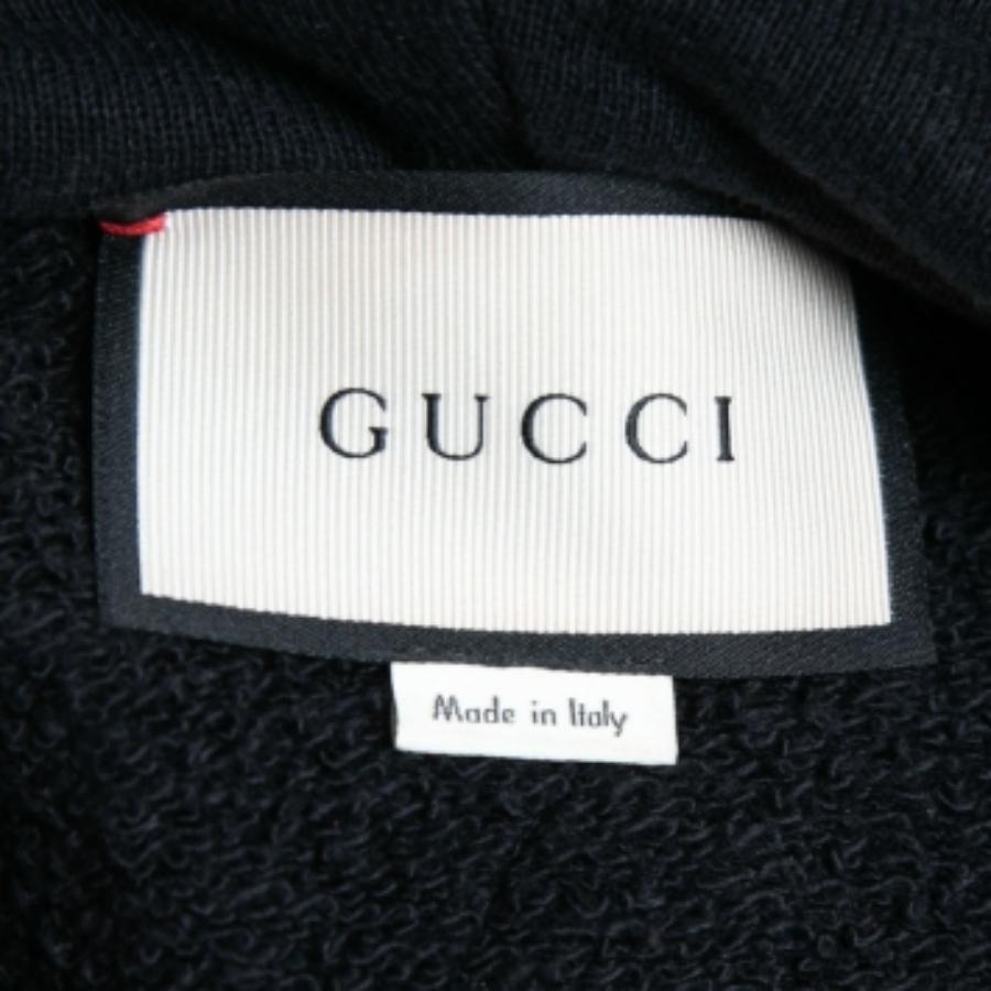 Con esta sudadera con capucha lucirás un estilo elegante y cómodo. Está confeccionado con un tejido suave, que se realza con detalles de la firma.