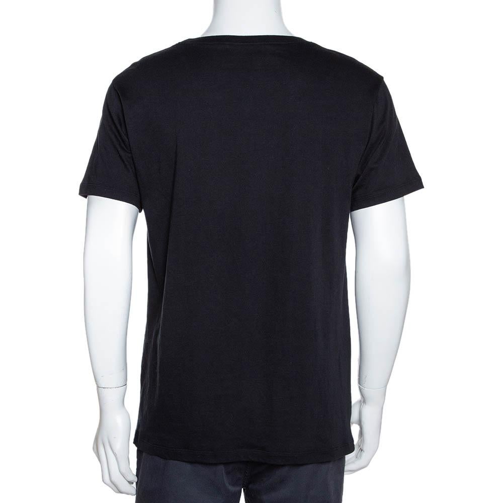 This t-shirt from Gucci is a must have for a confident and stylish man like you. This black t-shirt is elegant and stylish, perfect for a day out with friends. Crafted from a cotton-blend, it has a round neckline, short sleeves and the brand logo in