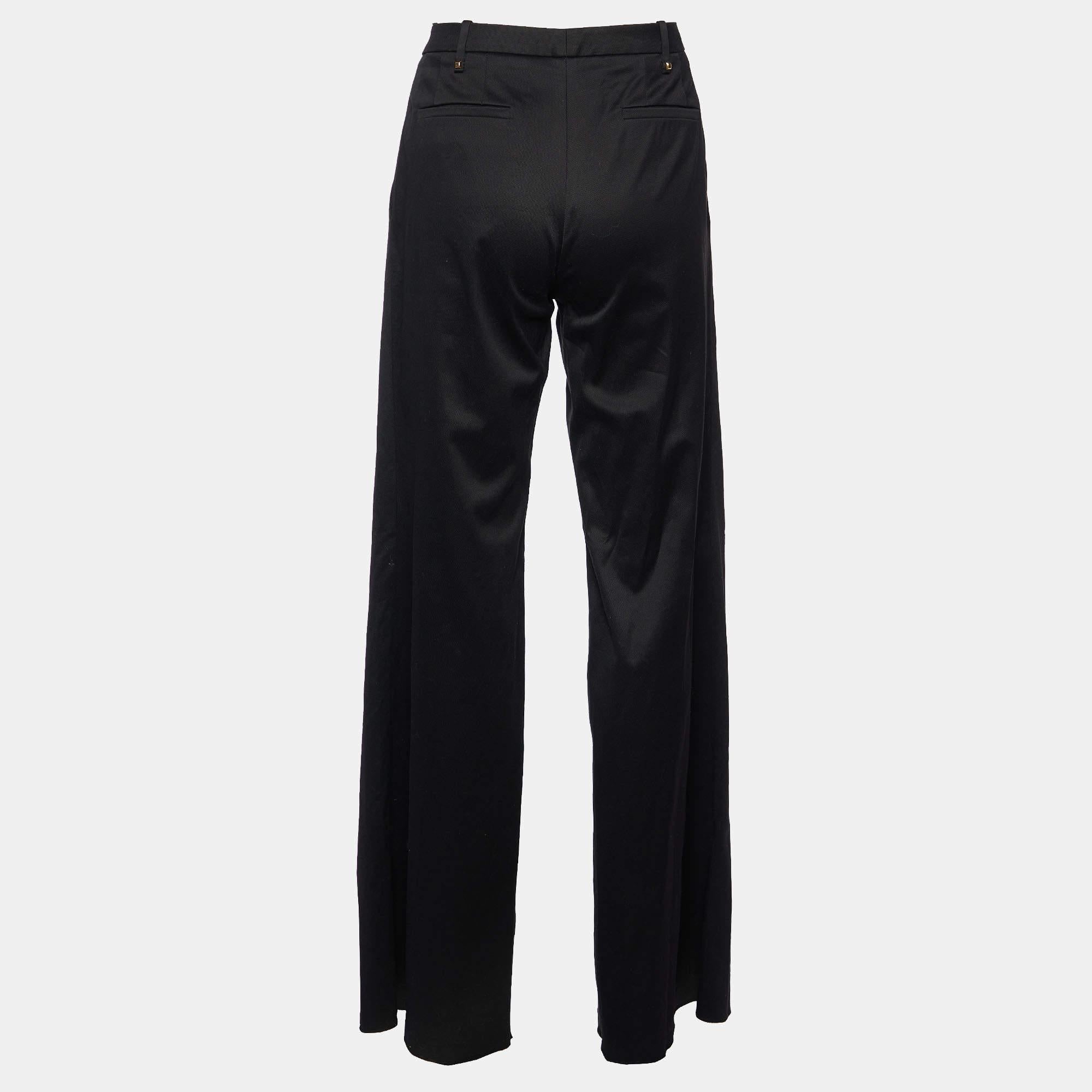 Enhance your attire with this pair of trousers. Designed into a superb silhouette and fit, this pair of trousers will definitely make you look elegant.

