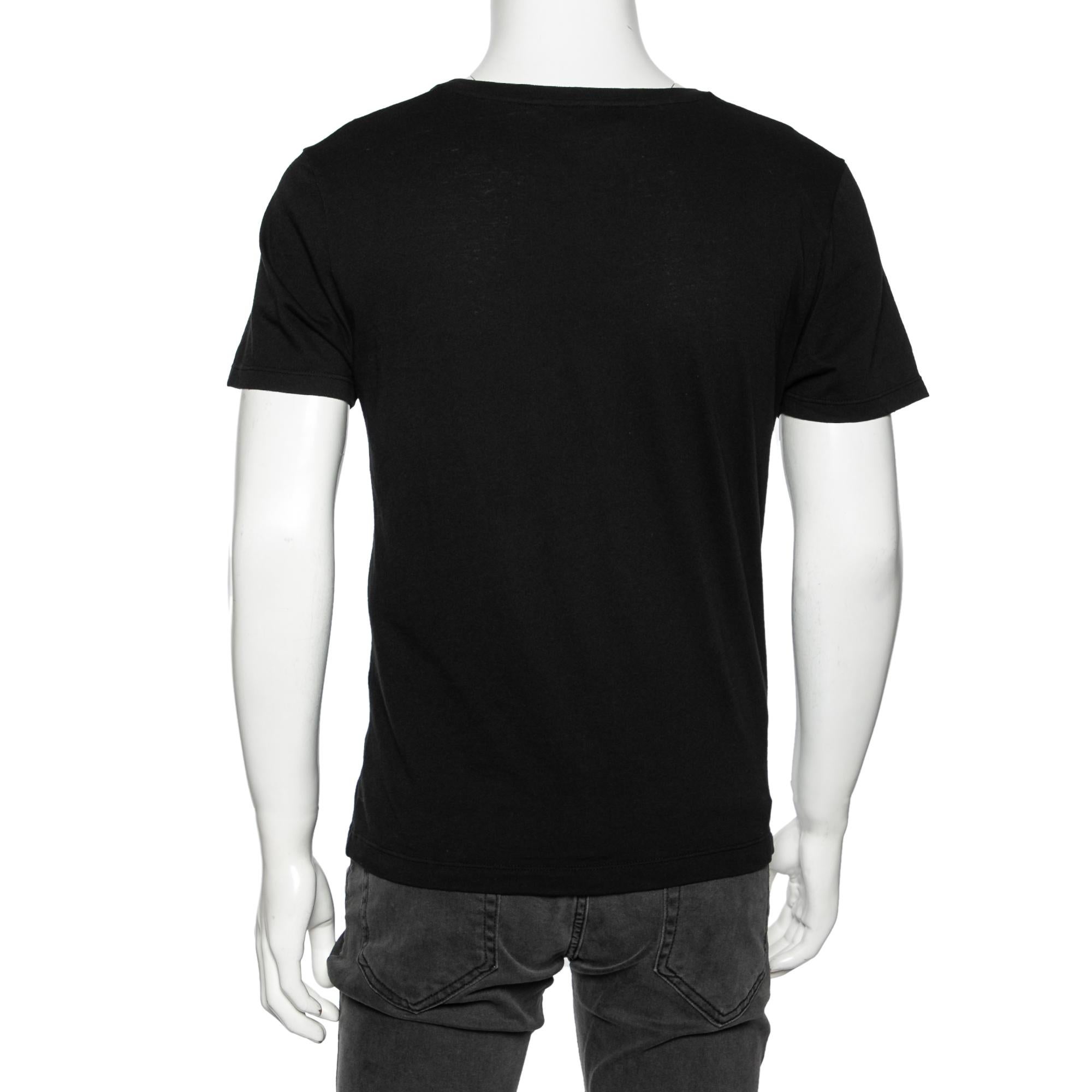 This T-shirt from Gucci keeps you at ease and maximizes your comfort. Made of cotton fabric and enhanced with the brand logo printed on the front, the piece is an example of fine craftsmanship and luxe casual style. Pair this black Gucci T-shirt