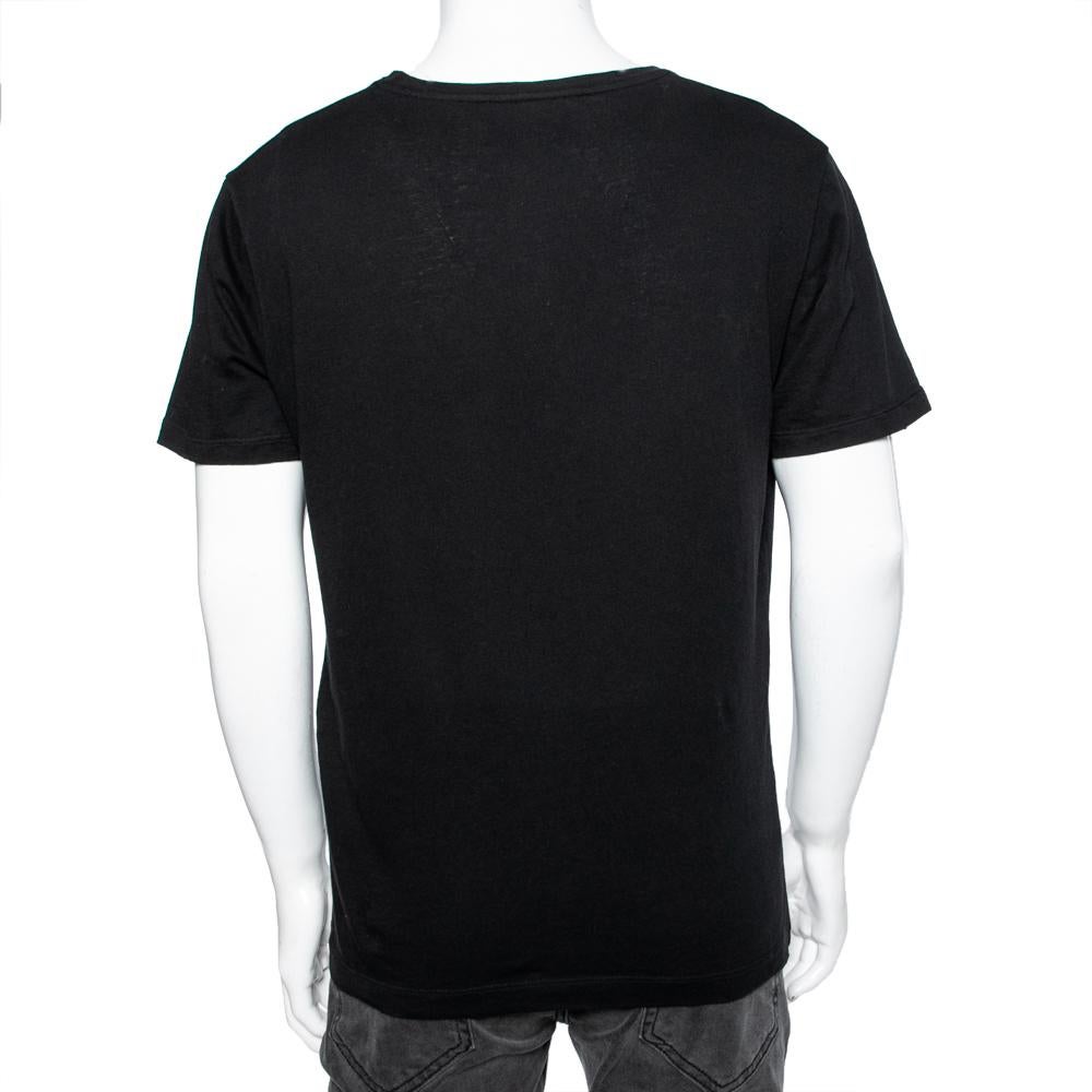 This T-shirt from Gucci keeps you at ease and maximizes your comfort. Made of cotton fabric and enhanced with the brand logo printed on the front, the piece is an example of fine craftsmanship and luxe casual style. Pair this black Gucci T-shirt
