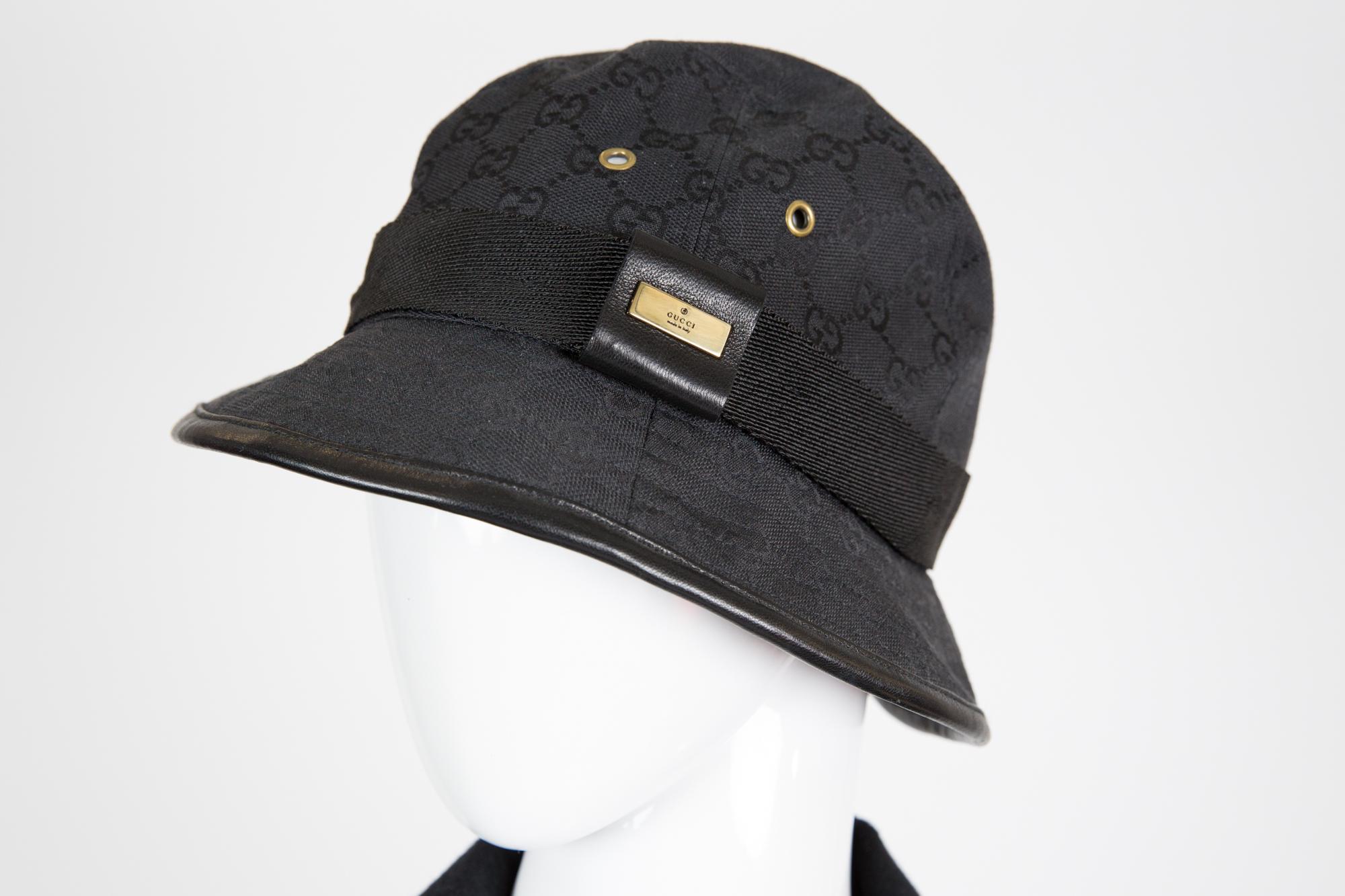 Gucci Black cotton bucket hat cap featuring a logo pattern, emblematic House codes, a black grosgrain detail and a black leather finishing. Estimated size S   
In good vintage condition. Made in Italy.
We guarantee you will receive this gorgeous