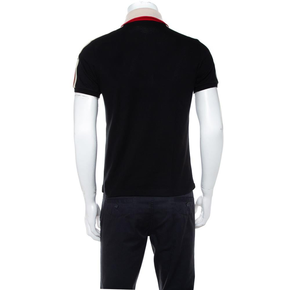 This Polo shirt from Gucci offers an amazing fit! It is made of a cotton blend and features contrasting collars, the signature Web trim detailing on the shoulders and short sleeves, and front button fastenings. It will look best with casual jeans