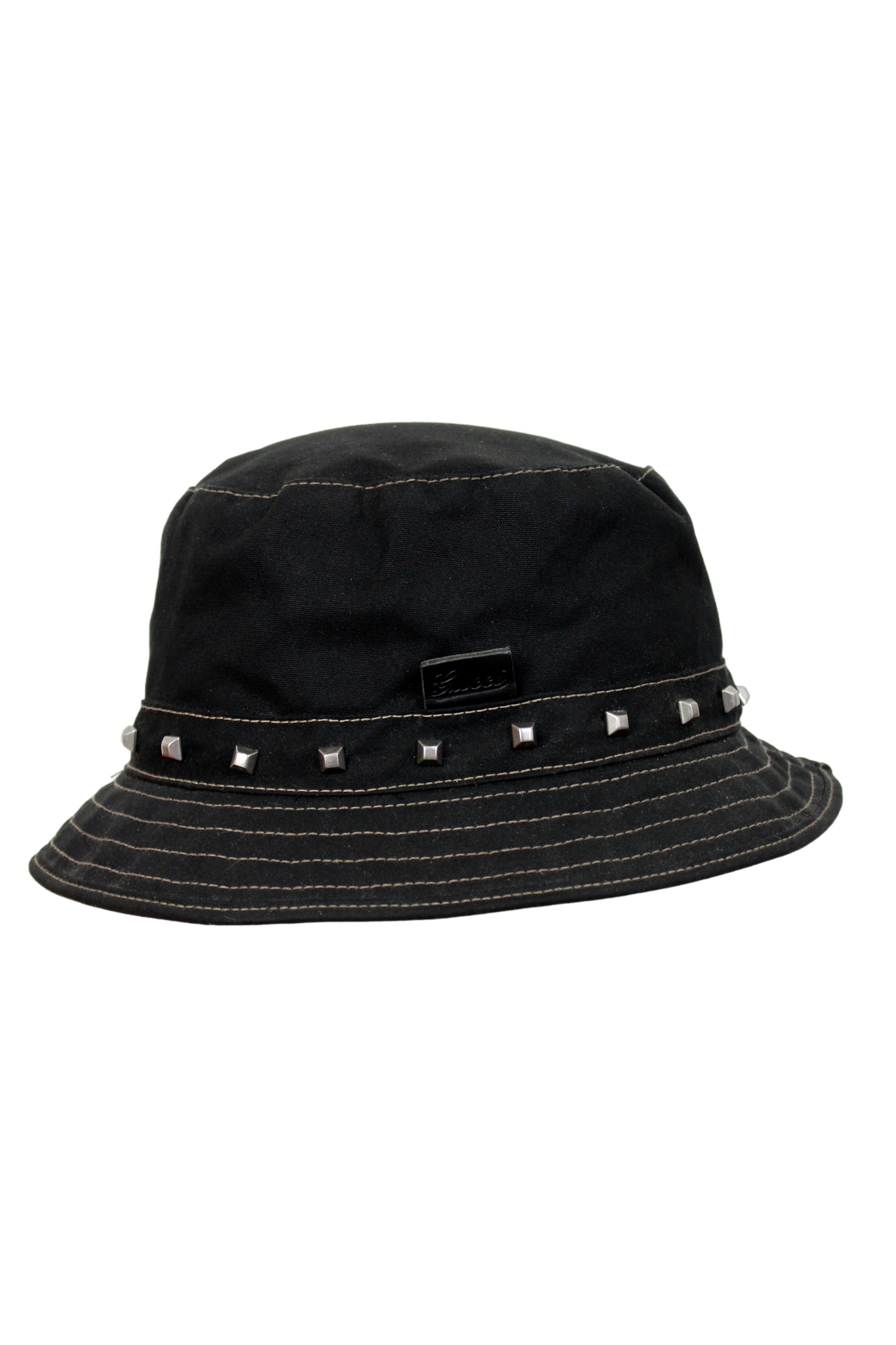Gucci 2000s women's hat. Fedora model hat, stud applications along the whole hat. Cotton fabric, black with beige stitching. Inside leather inserts Made in Italy.

Condition: Excellent Item

Used few times, it remains in its excellent condition.