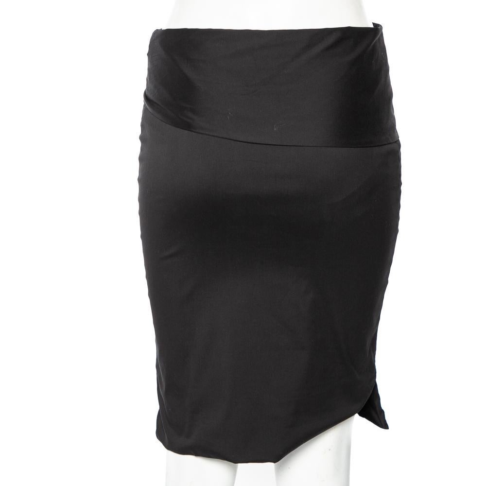 This skirt from Gucci will highlight your chic dressing choices flawlessly. It is stitched using black cotton and shows a waist tie detail that gives this piece an exceptional look. It is provided with a zip closure for fastening. Match this skirt