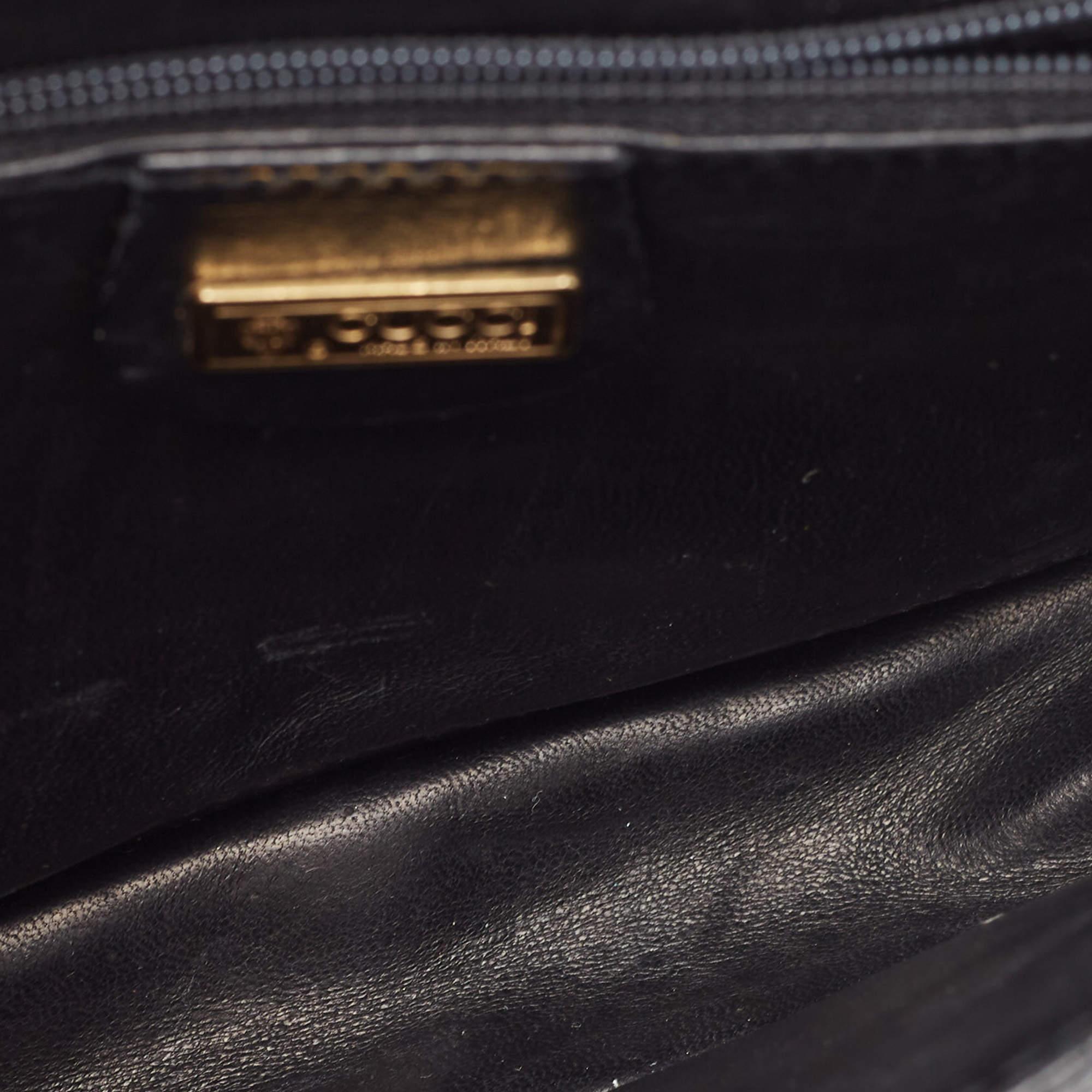 Gucci Schwarze Crossbody-Tasche aus Krokodilleder mit ineinandergreifender GG-Klappe im Angebot 7