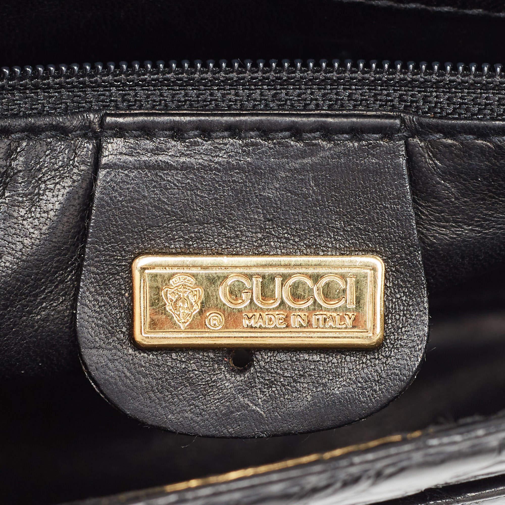Gucci Schwarze Crossbody-Tasche aus Krokodilleder mit ineinandergreifender GG-Klappe im Angebot 8