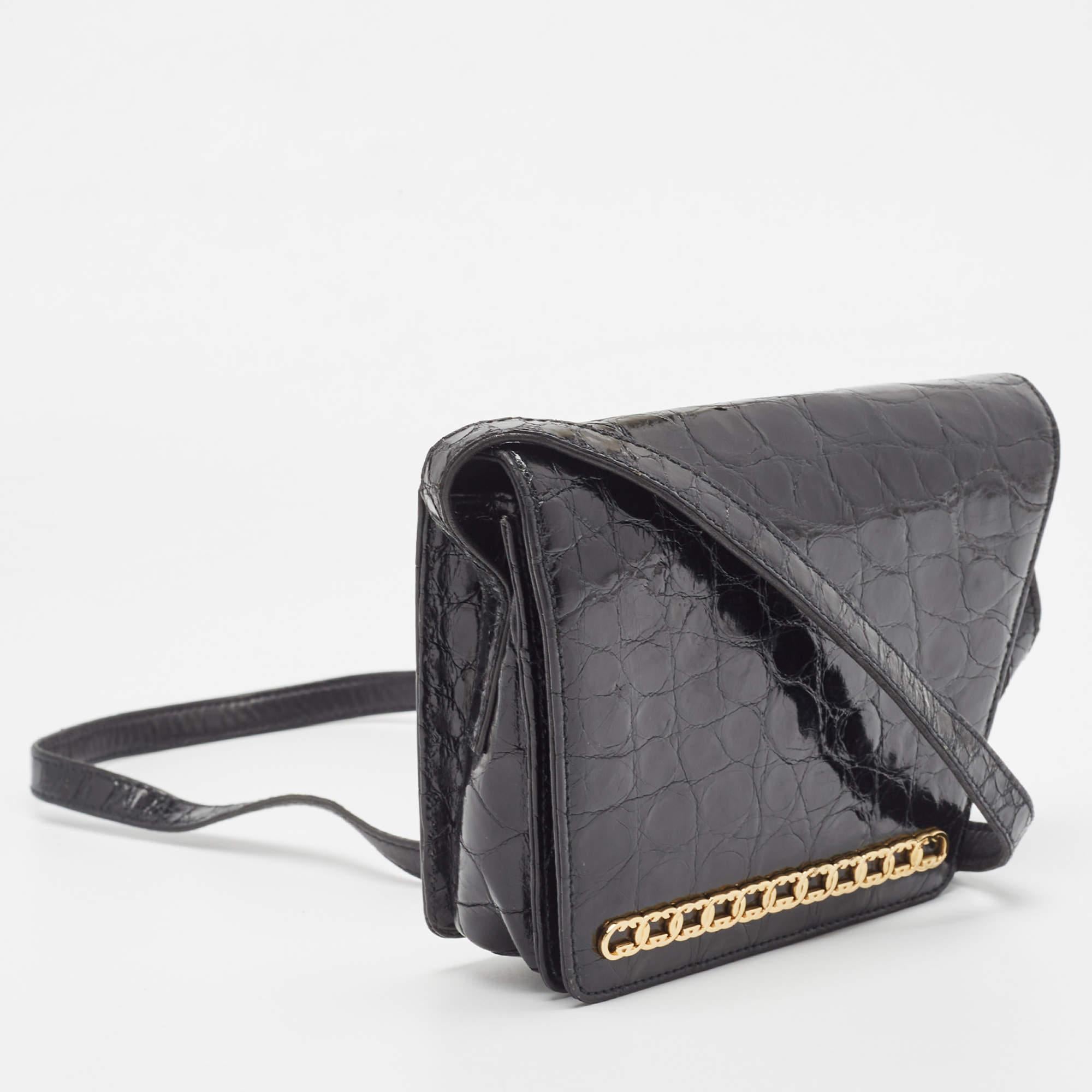 Perfect for conveniently housing your essentials in one place, this Gucci crocodile leather bag is a worthy investment. It has notable details and offers a look of luxury.

