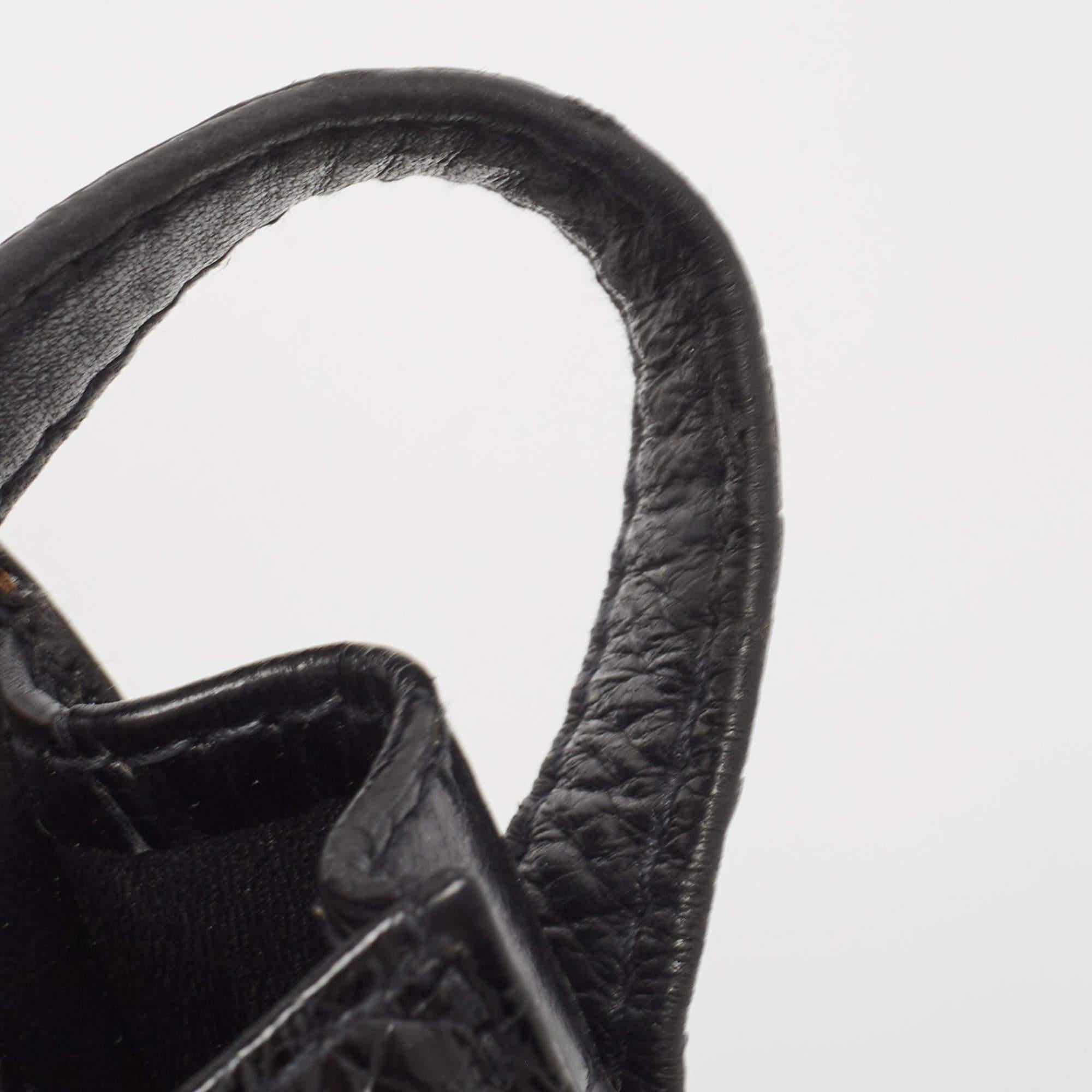 Gucci Schwarze Crossbody-Tasche aus Krokodilleder mit ineinandergreifender GG-Klappe im Angebot 1
