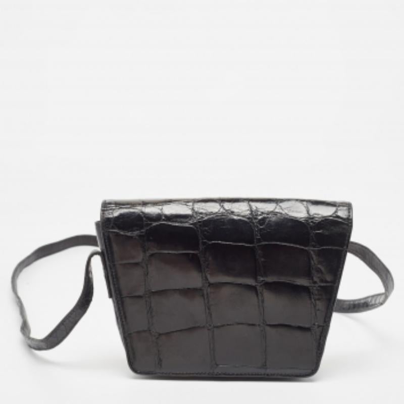 Bolso crossbody con solapa GG entrelazada de piel de cocodrilo negra de Gucci en venta 1