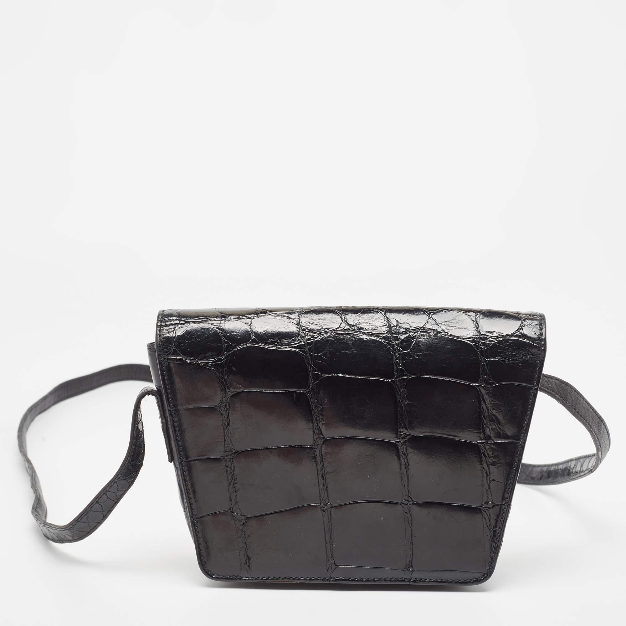 Gucci Schwarze Crossbody-Tasche aus Krokodilleder mit ineinandergreifender GG-Klappe im Angebot 3
