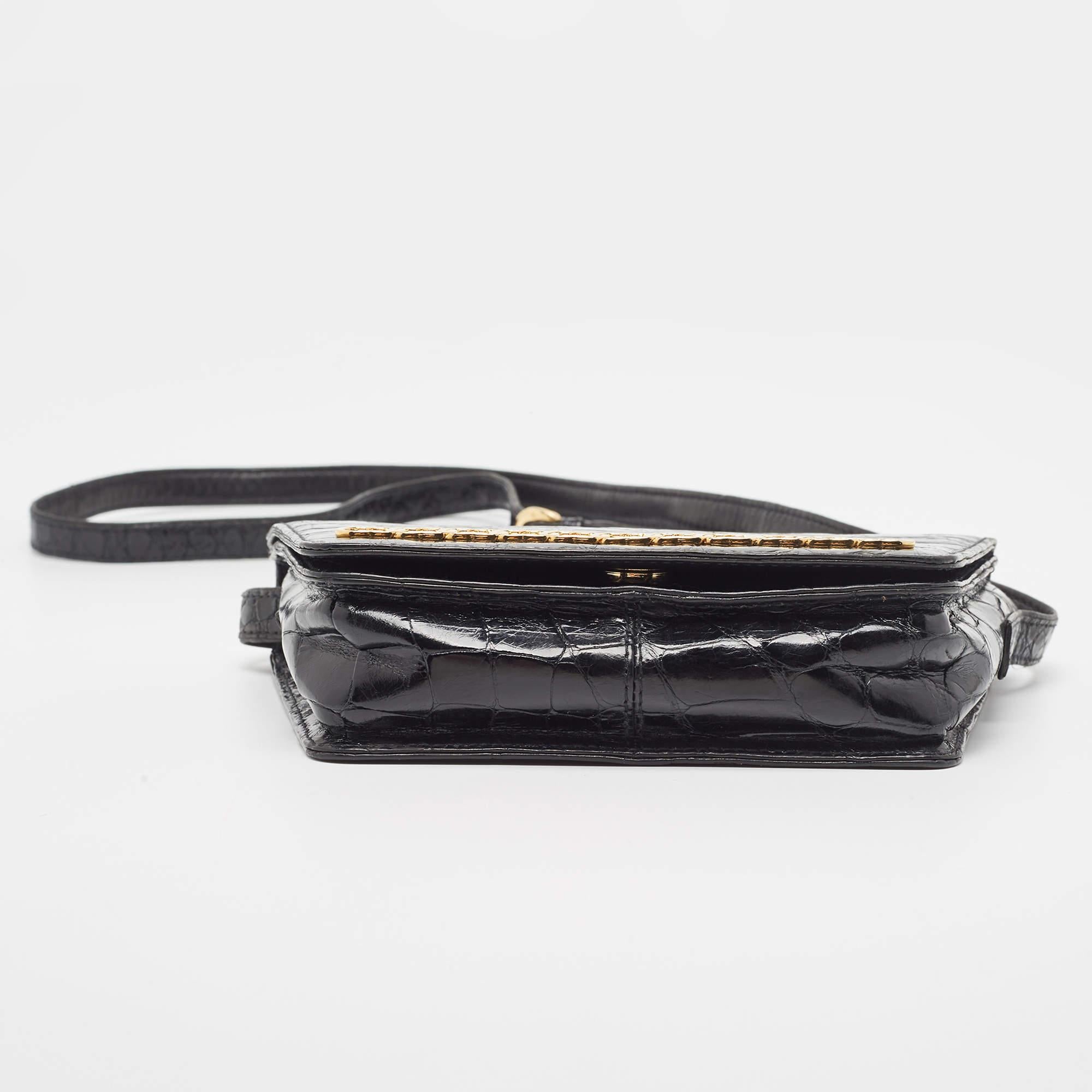 Gucci Schwarze Crossbody-Tasche aus Krokodilleder mit ineinandergreifender GG-Klappe im Angebot 4
