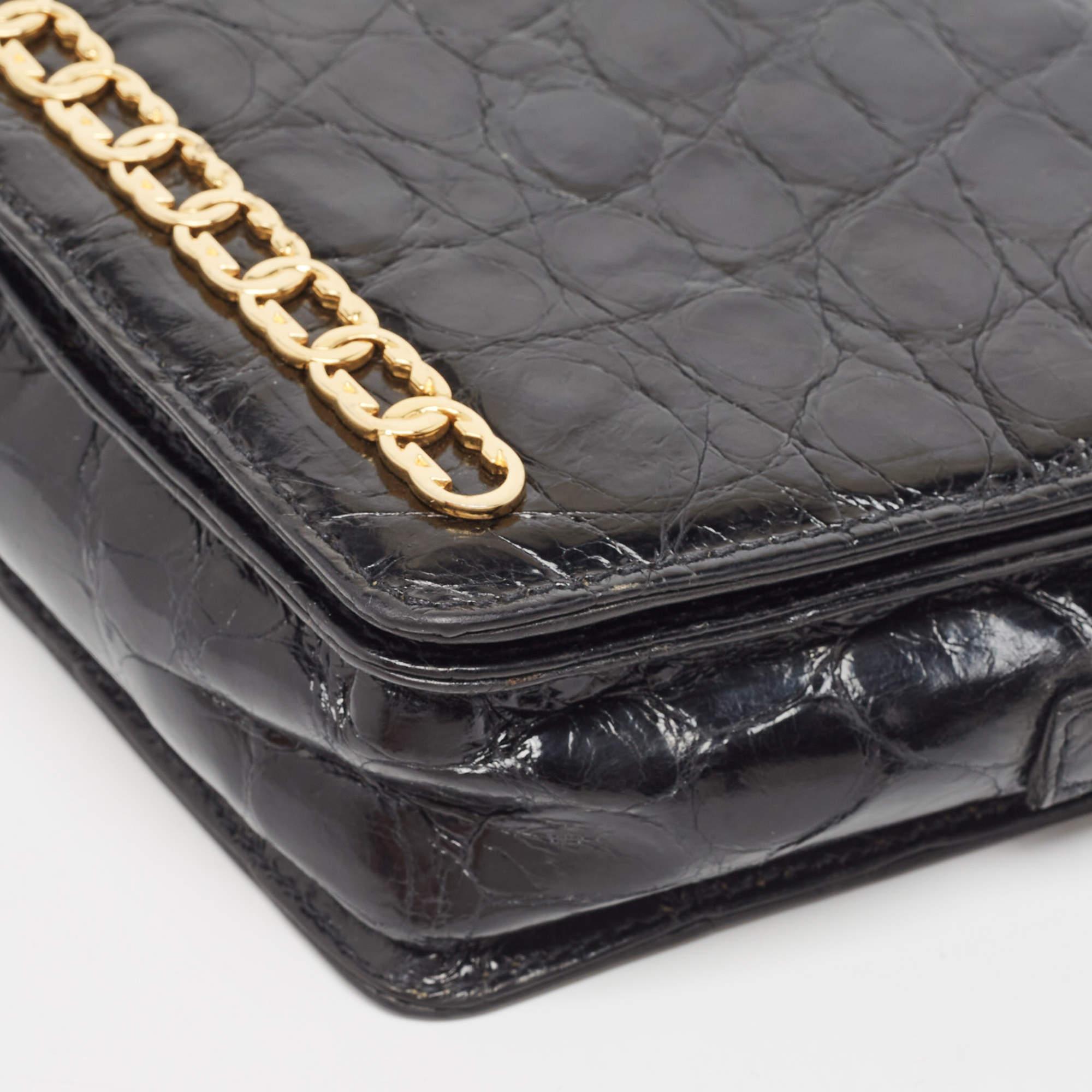 Gucci Schwarze Crossbody-Tasche aus Krokodilleder mit ineinandergreifender GG-Klappe im Angebot 5