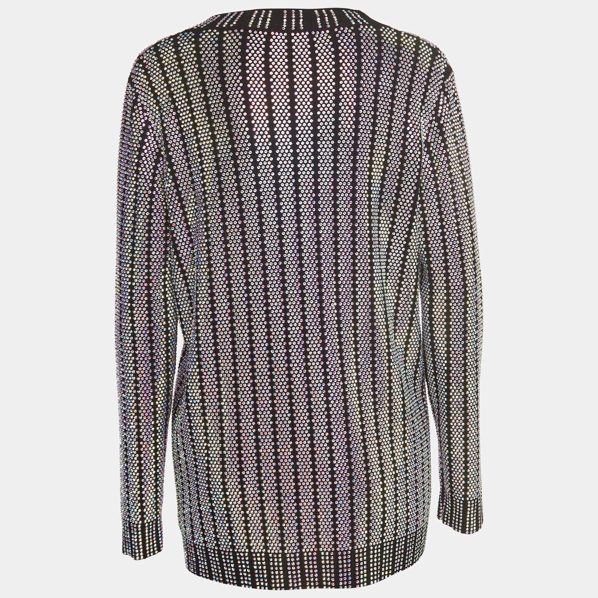 Stay warm and stylish all day as you step out wearing this cardigan from Gucci. It features an attractive design and a superb fit. Complement this cardigan by wearing it with your favorite pair of pants.

