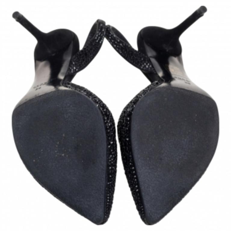 Gucci - Escarpins Noah D'Orsay en satin et daim ornés de cristaux noirs, taille 39 en vente 5