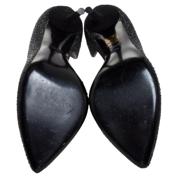 Diese kunstvoll aus Satin und Wildleder gefertigten Gucci Pumps im D'orsay-Stil mit spitzer Zehenspitze sind bereit, Ihnen ein High-Fashion-Erlebnis zu bieten. Die verzierten Pumps mit spitz zulaufender Spitze sind auf 11.5 cm hohen Absätzen