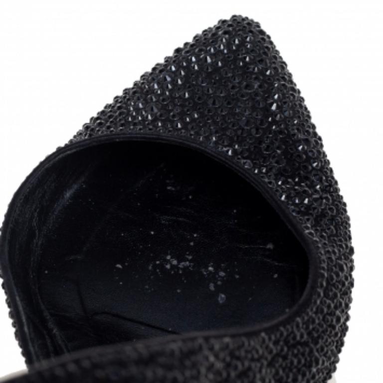 Gucci - Escarpins Noah D'Orsay en satin et daim ornés de cristaux noirs, taille 39 en vente 3