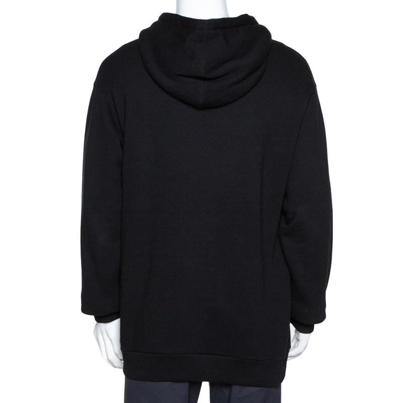 This sweatshirt from Gucci's Fall Winter 2018 collection is a closet staple. Crafted from 100% cotton, it comes in black. This creation has the logo printed on the front, a hood and long sleeves. It has been cut to deliver a comfortable fit and will