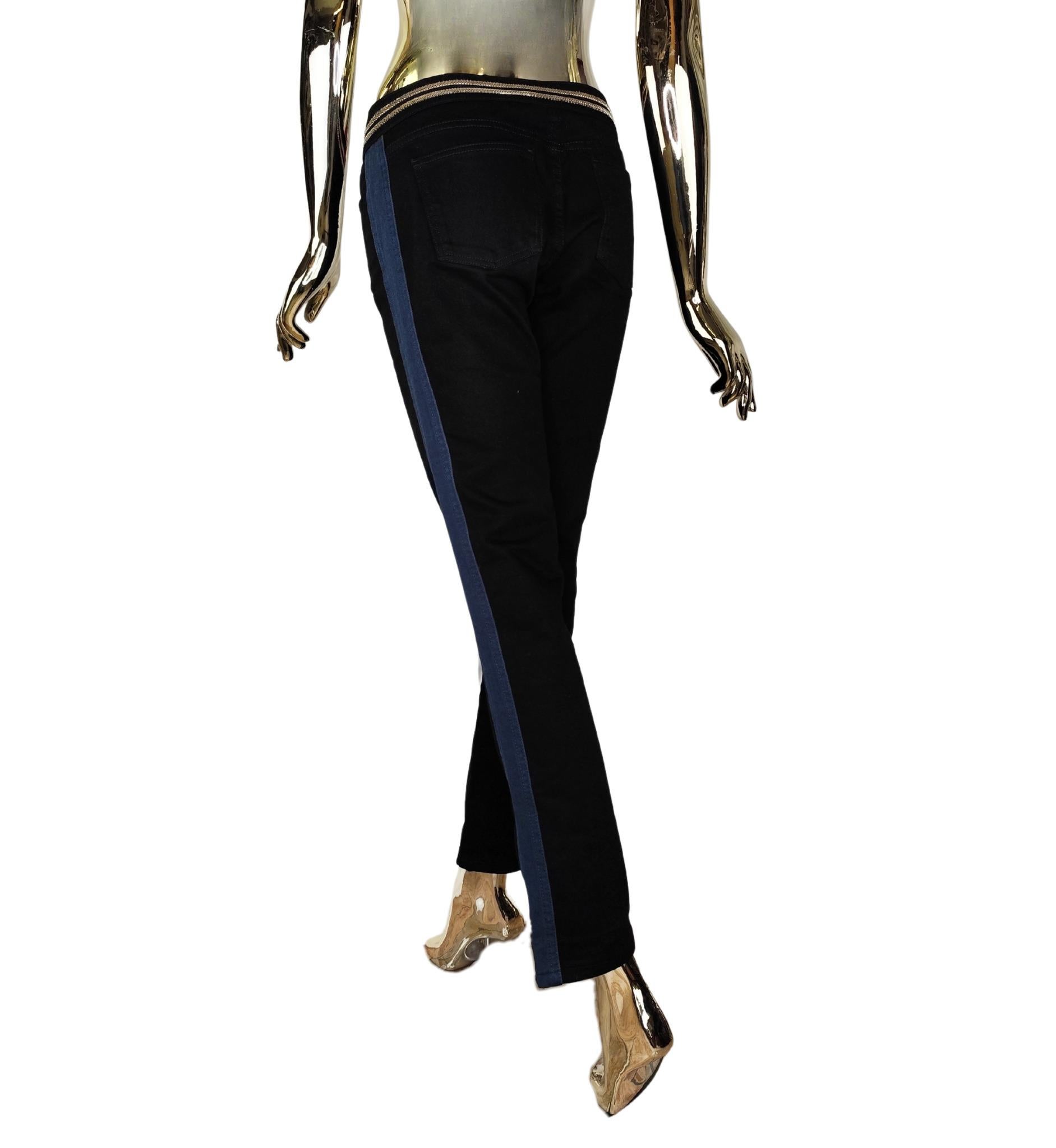 Pantalon Gucci
Coton noir
Bande latérale bleue
Chaîne en métal doré

Taille 44 IT

Mesures :
taille 84 cm - 33 in
hanches 99 cm - 39 in
longueur 96,5 cm - 38 in
hauteur 21,5 cm - 8,5 in
entrejambe 77,5 cm - 30,5 in

Excellent état
Signes mineurs