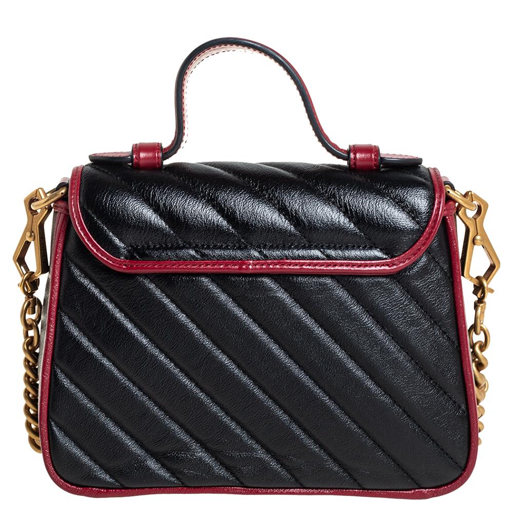 This Gucci bag for women has been exquisitely crafted from leather in a diagonal striped quilted pattern all over and equipped with a front flap that opens to a well-sized Alcantara interior. On the front, there is a textured GG logo in gold-tone