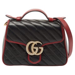 Schwarze Diagonal gesteppte Leder-Mini GG Marmont Torchon Top Handle Bag von Gucci