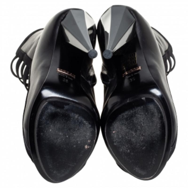 There is nothing classier in front of these black gladiator boots. Gucci’s Isadora gladiators will definitely be your instant pick. A closed-toe design with elastic strap vamp is supported by a leather counter. A back zipper opening makes it easy to