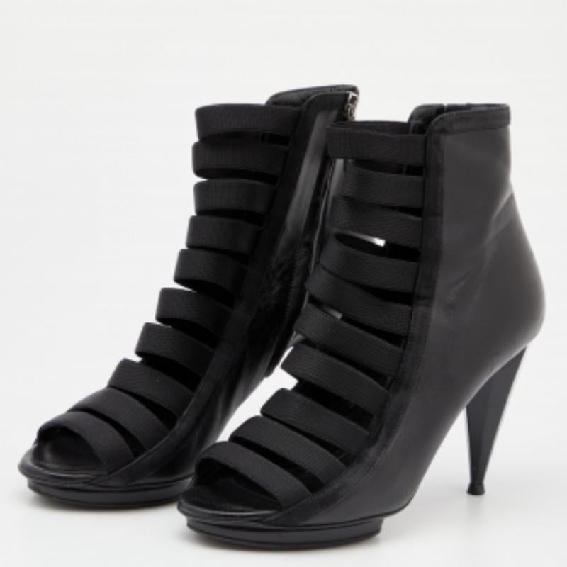No hay nada más vanguardista que estos botines gladiadores negros de Gucci. Serán sin duda tu elección instantánea. Tienen un diseño de tiras y las aberturas laterales con cremallera facilitan su colocación. Los elegantes tacones puntiagudos los