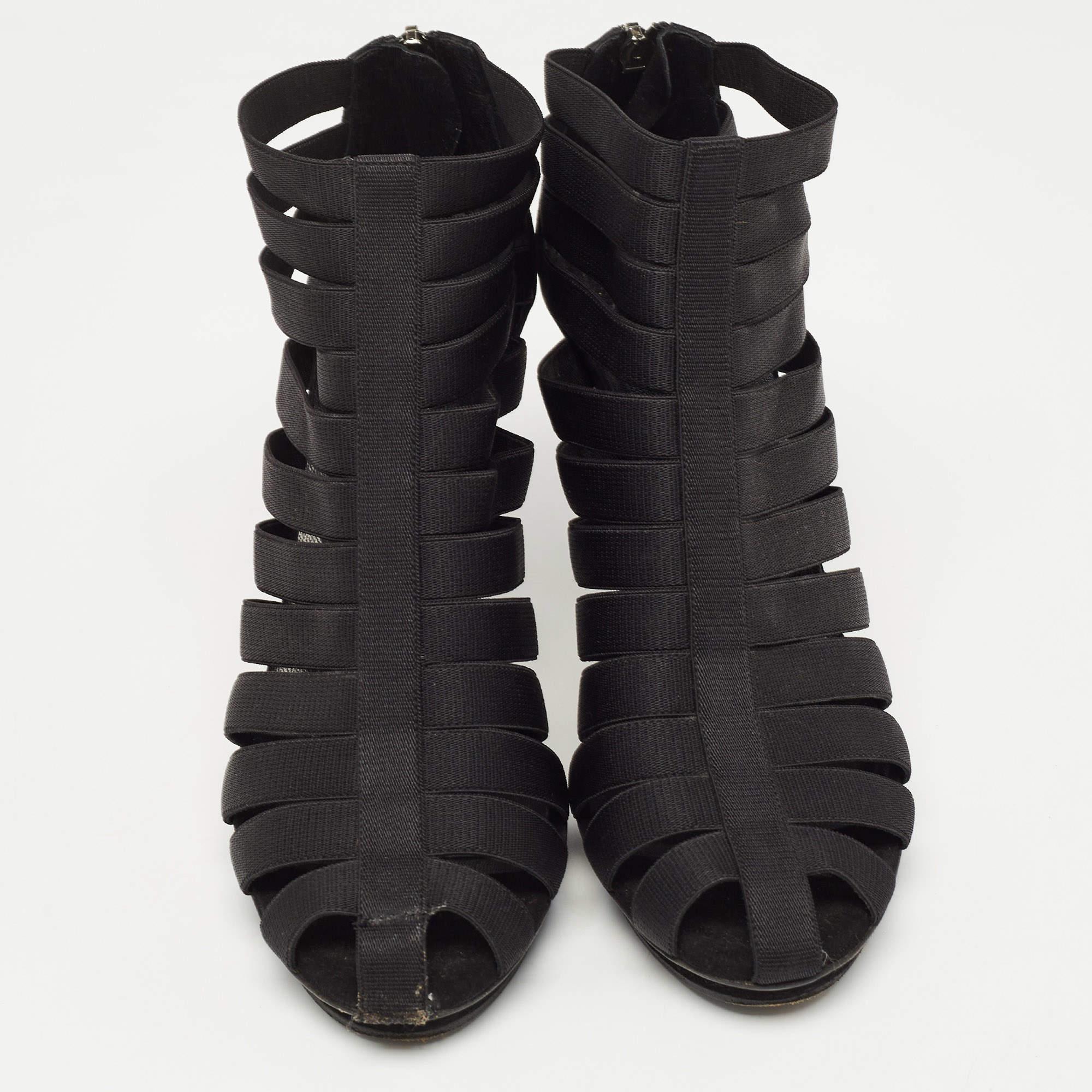 Profitez des journées les plus branchées avec ces élégantes bottines Gucci. D'une conception et d'un savoir-faire modernes, elles sont conçues pour vous offrir confort et élégance !

