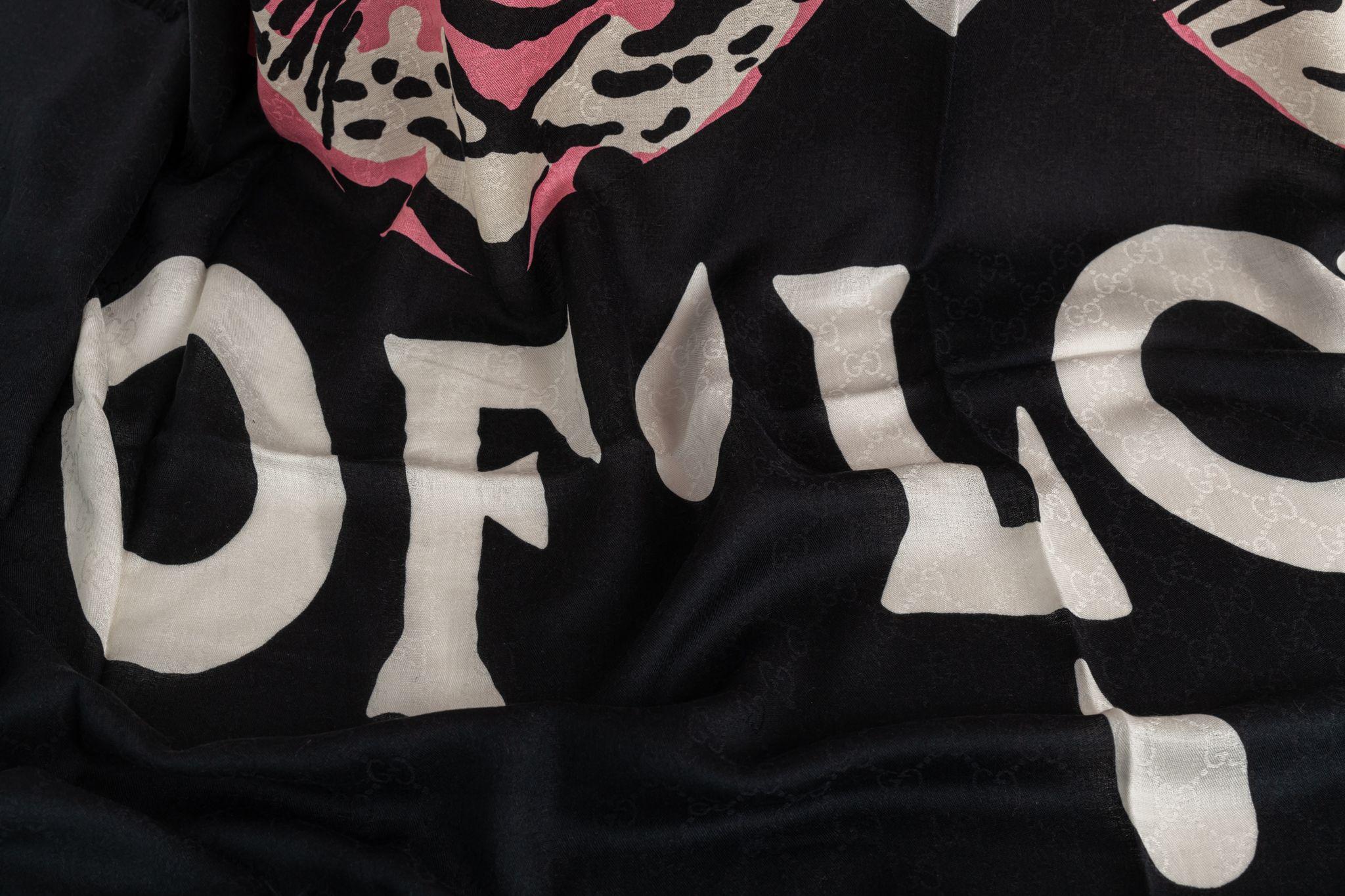 Donna Scialle Gucci Elisir d'amore nero con tigre in vendita