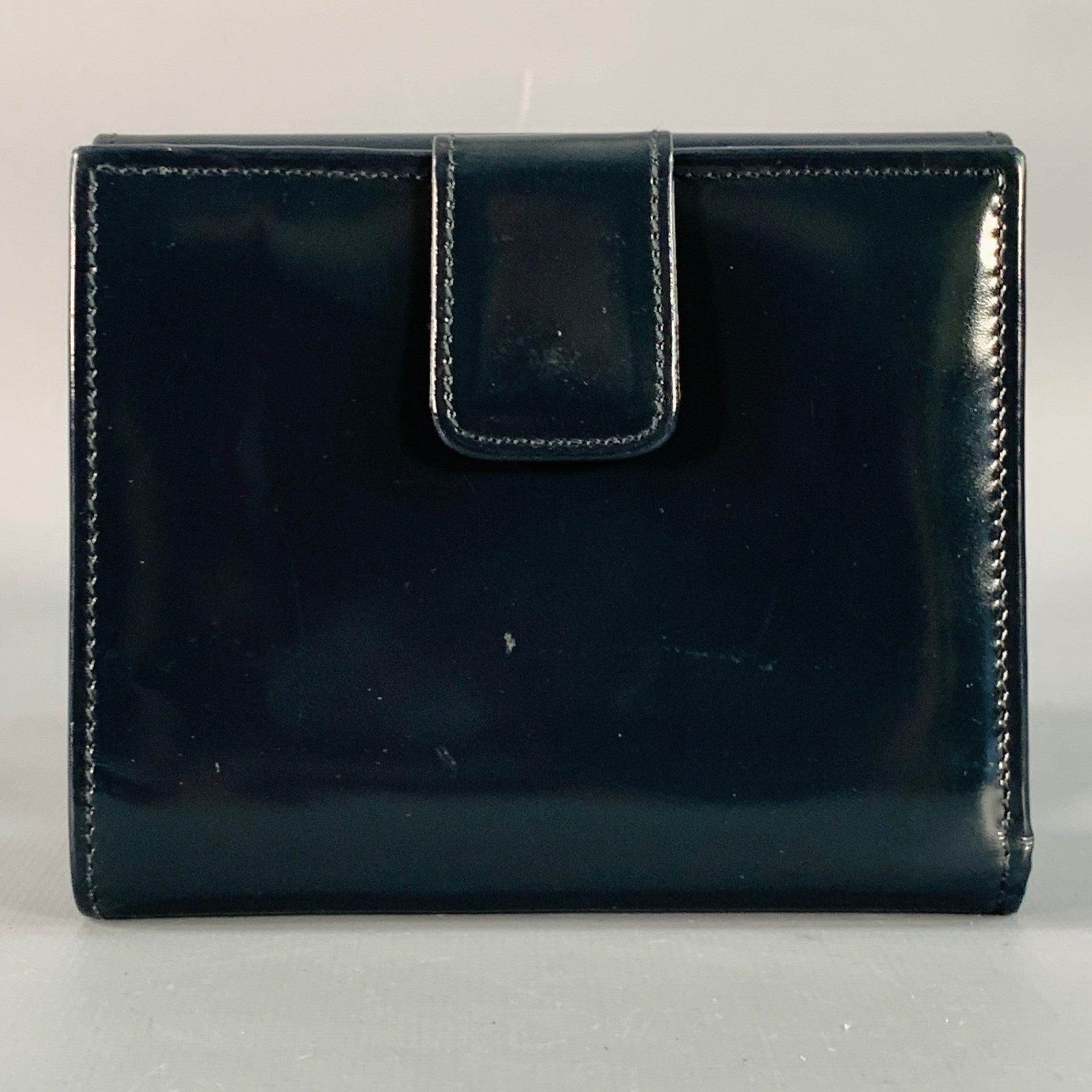 Portefeuille Gucci
en cuir verni noir avec monogramme embossé,
plusieurs fentes pour cartes et une fermeture à bouton-pression des deux côtés. Livré avec boîte. Fabriqué en Italie. Bon état d'usage avec boîte. Marques et signes d'usure modérés.4.25