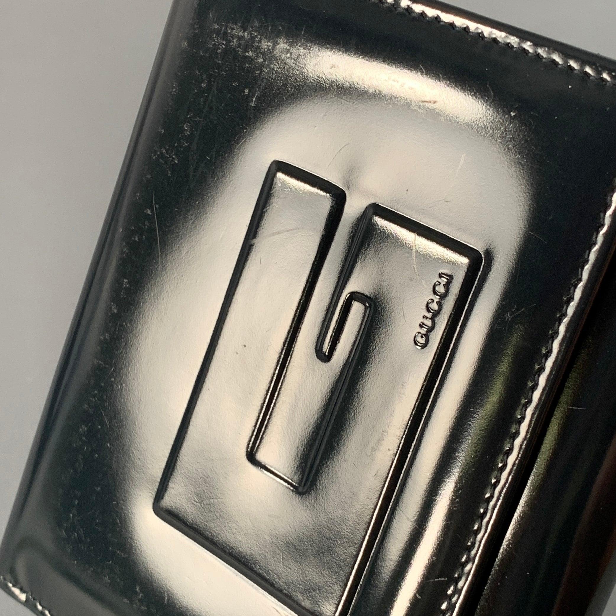 GUCCI Portefeuille en cuir verni avec logo embossé, noir Bon état - En vente à San Francisco, CA