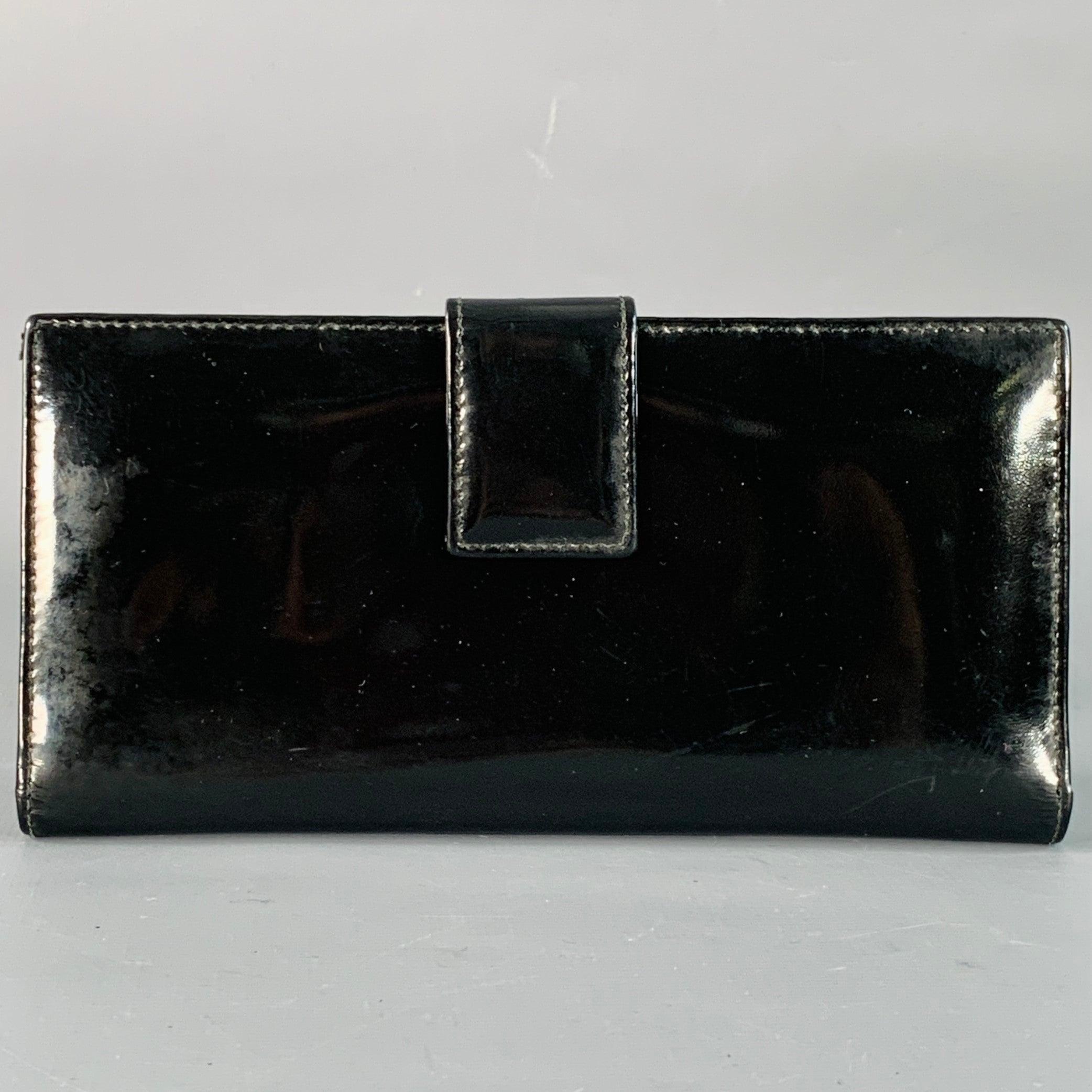 Portefeuille de chèques de Gucci
en cuir verni noir avec un monogramme embossé, bon état d'usage. Marques et signes d'usure modérés, en l'état. 

Marqué :   035 2192 20037.5 x 4 pouces 
  
  
 
Référence Sui Generis : 140821
Catégorie : Sac à main