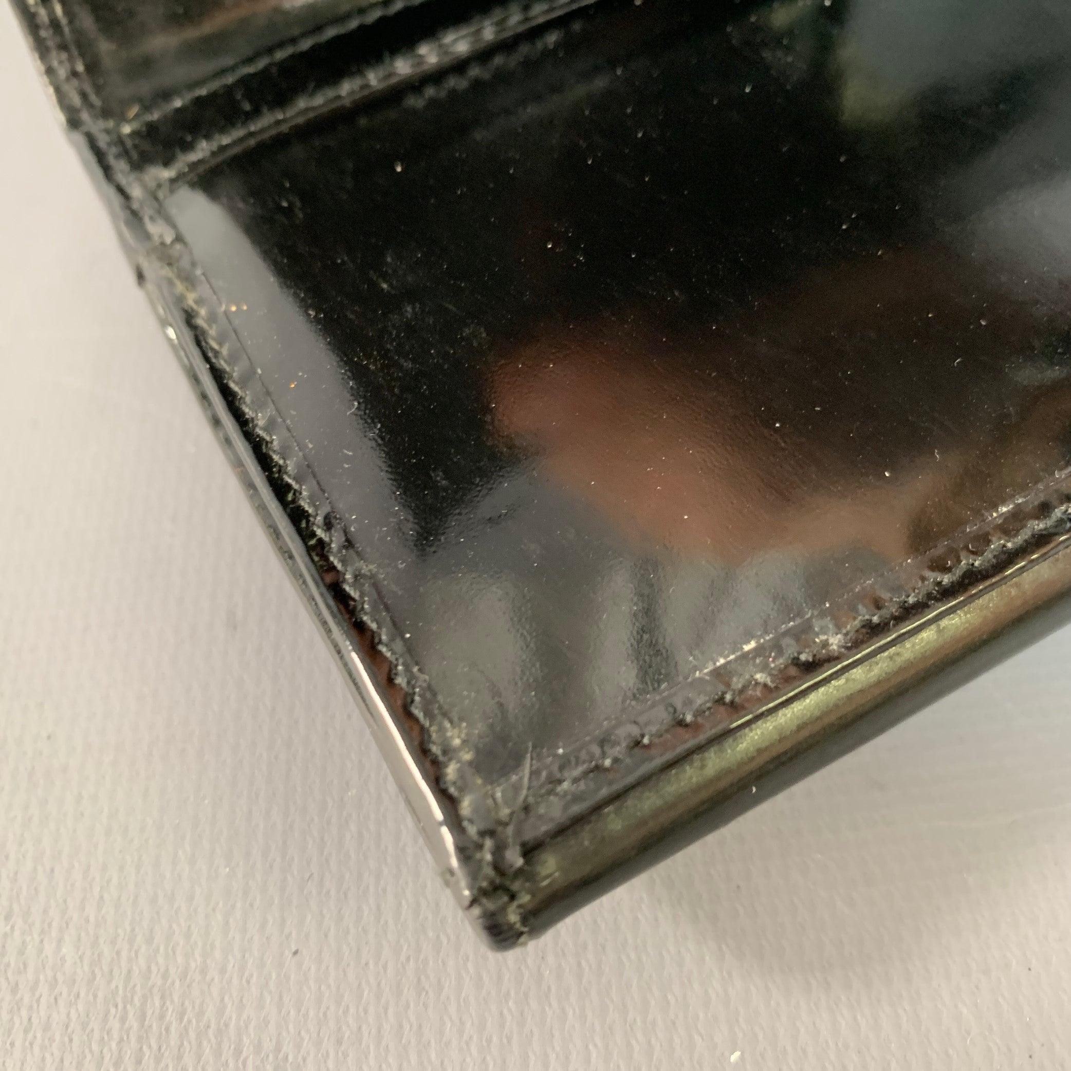 Portefeuille de chèques en cuir verni GUCCI noir avec logo Monogram gaufré Bon état - En vente à San Francisco, CA