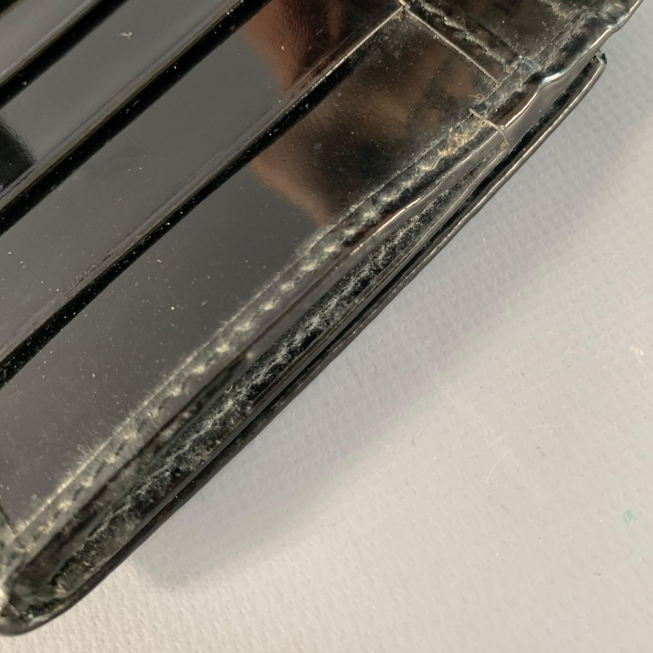 Portefeuille de chèques en cuir verni GUCCI noir avec logo Monogram gaufré Pour femmes en vente