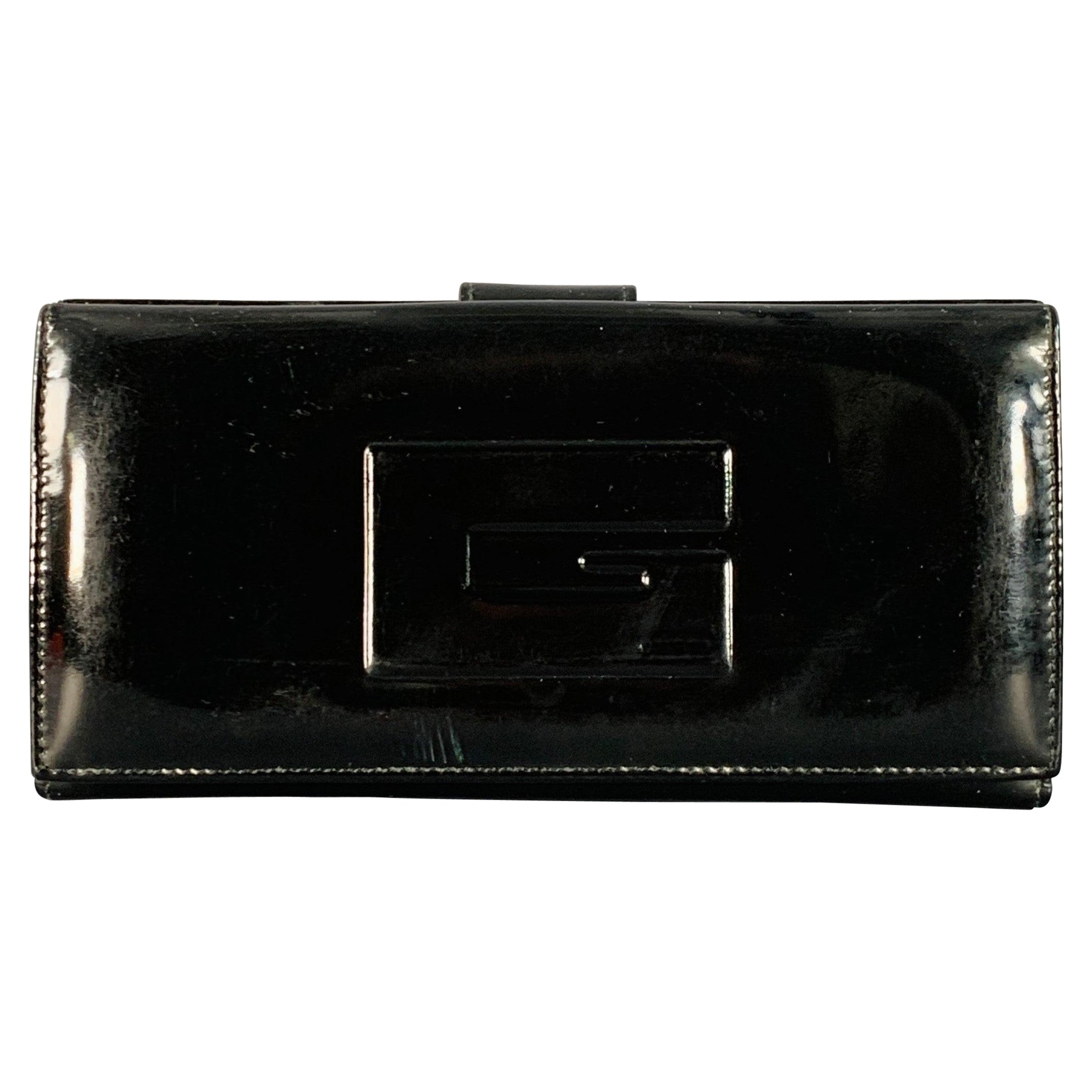 Portefeuille de chèques en cuir verni GUCCI noir avec logo Monogram gaufré en vente