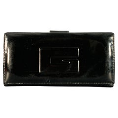 Portefeuille de chèques en cuir verni GUCCI noir avec logo Monogram gaufré