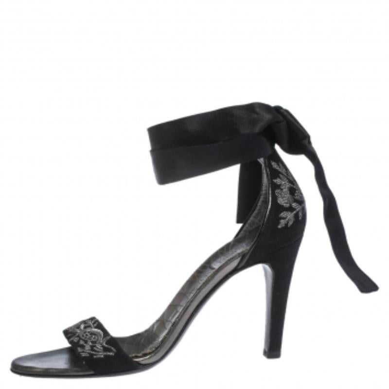 Diese Sandalen von Gucci werden Sie lieben, denn sie sind stilvoll und bequem. Sie sind in einem schwarzen Farbton gehalten und zeigen bestickte Wildlederriemen auf dem Vorderteil sowie glatte Knöchelumschläge aus Satin. Sie sehen perfekt zu