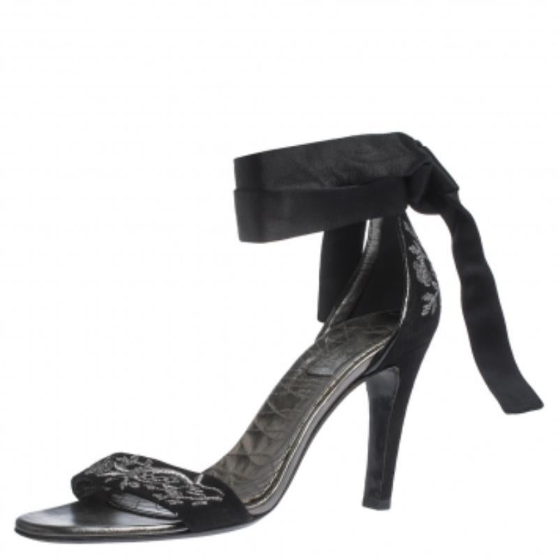 Schwarze Gucci-Wickelsandalen aus besticktem Wildleder und Satin mit offener Zehe und offenem Knöchel Größe 39 im Zustand „Relativ gut“ im Angebot in Dubai, Al Qouz 2