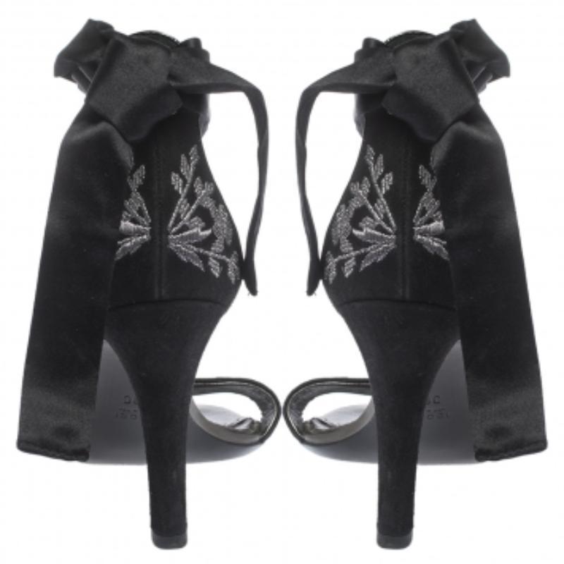 Schwarze Gucci-Wickelsandalen aus besticktem Wildleder und Satin mit offener Zehe und offenem Knöchel Größe 39 Damen im Angebot