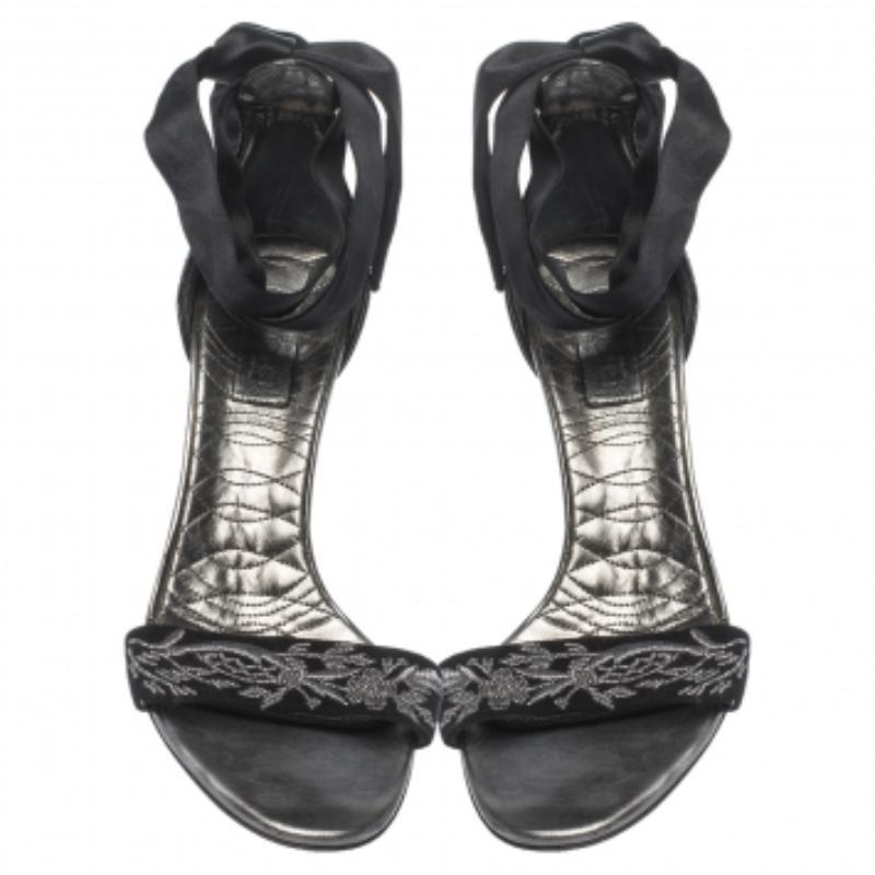 Schwarze Gucci-Wickelsandalen aus besticktem Wildleder und Satin mit offener Zehe und offenem Knöchel Größe 39 im Angebot 1