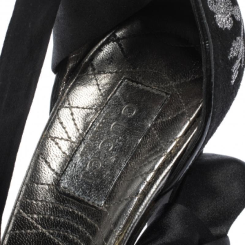 Schwarze Gucci-Wickelsandalen aus besticktem Wildleder und Satin mit offener Zehe und offenem Knöchel Größe 39 im Angebot 2