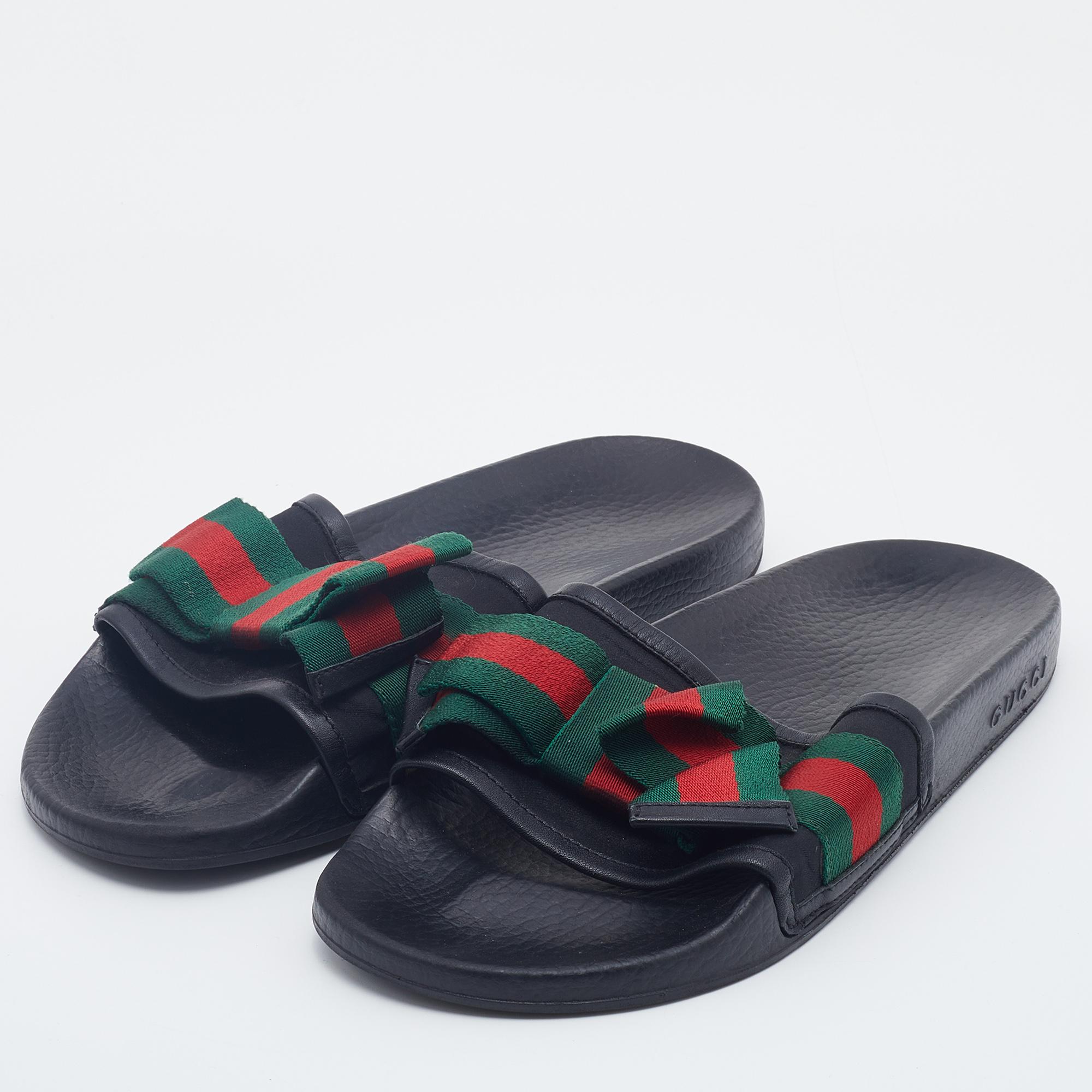 The Web stripe detailed bow on the vamps serve as a standout element of these Gucci sandals. Created from fabric and leather, they display a slip-on fitting, rubber soles, and comfortable insoles.

